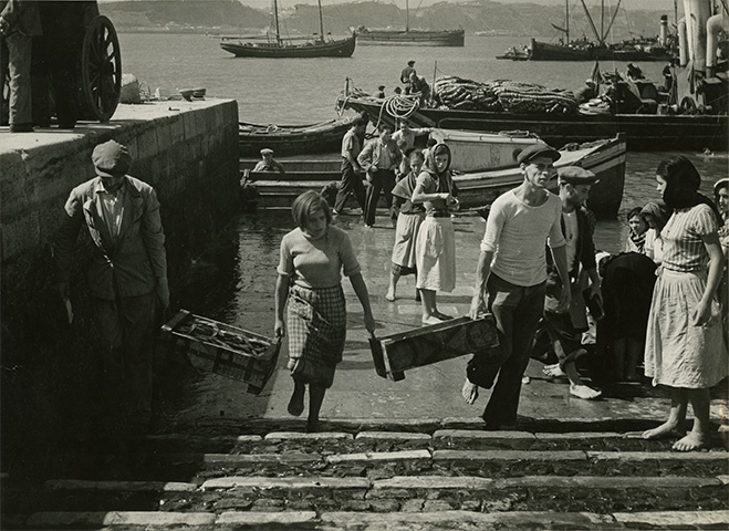 Mauricio Fresco Pescadores acartando uma enorme catch de sardinhas que entram em Lisboa todos os dias da série Portugal Terra do Velho e do Novo Mauricio Fresco